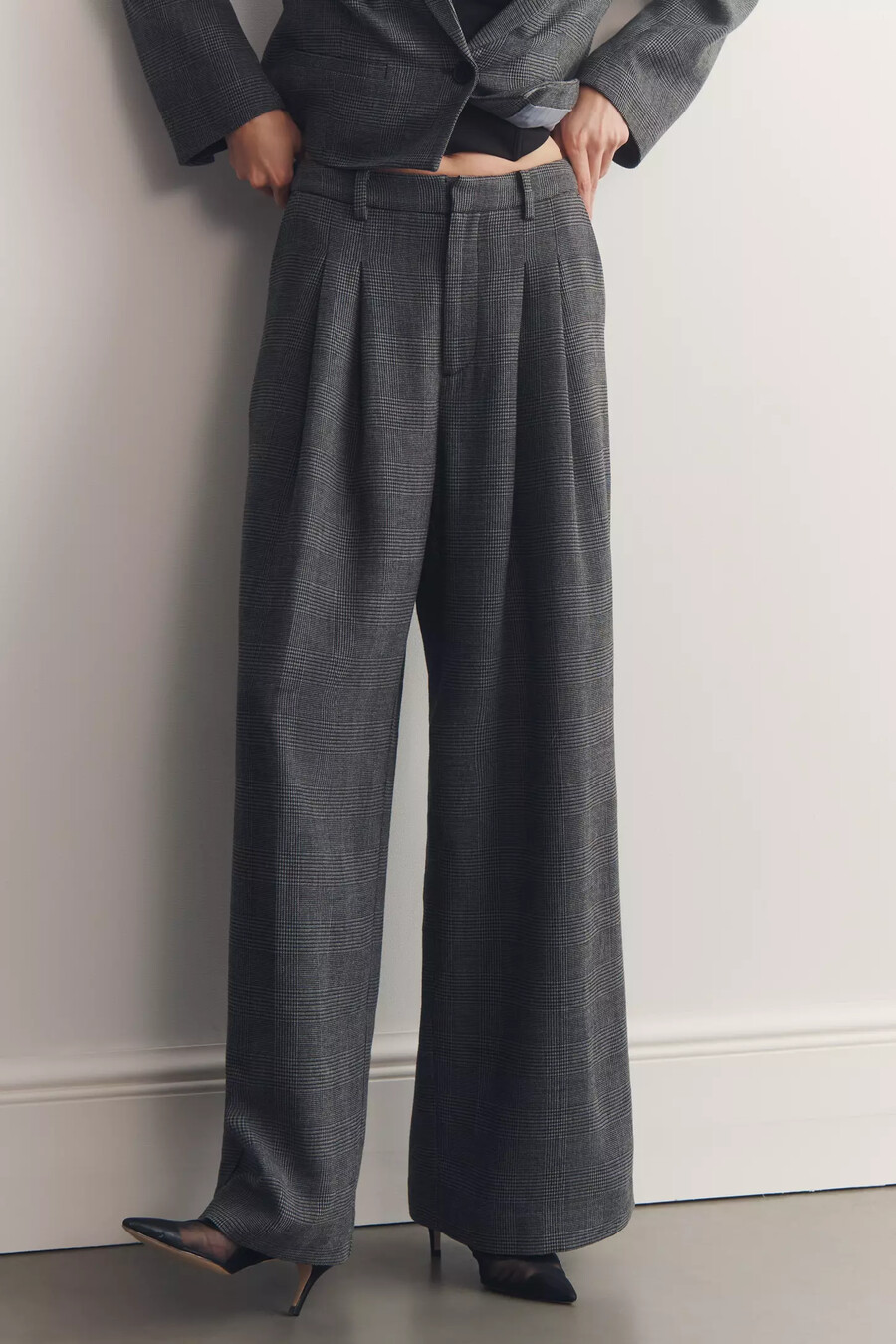 die avery houndstooth plissee-hose mit weitem bein von maeve