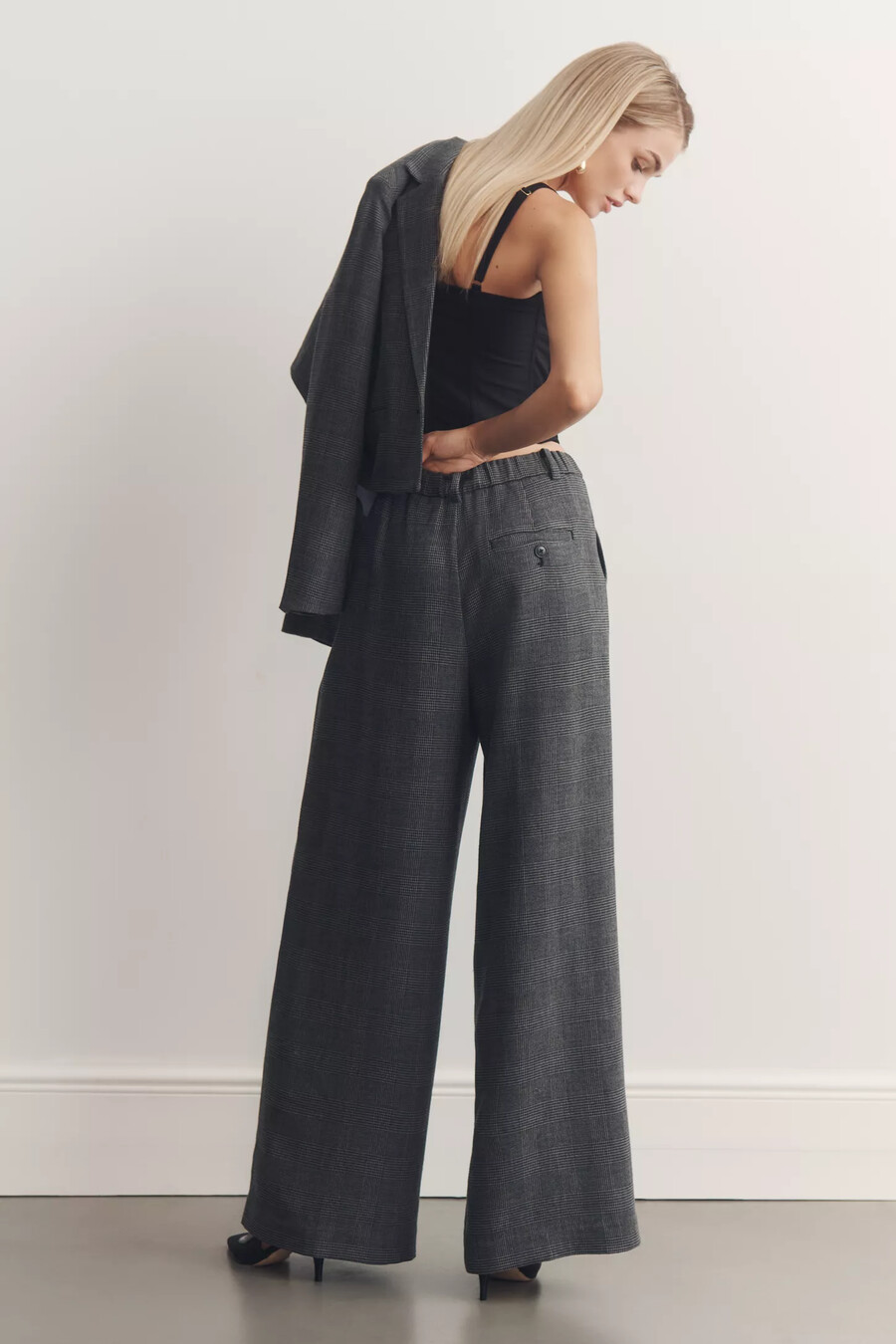 die avery houndstooth plissee-hose mit weitem bein von maeve