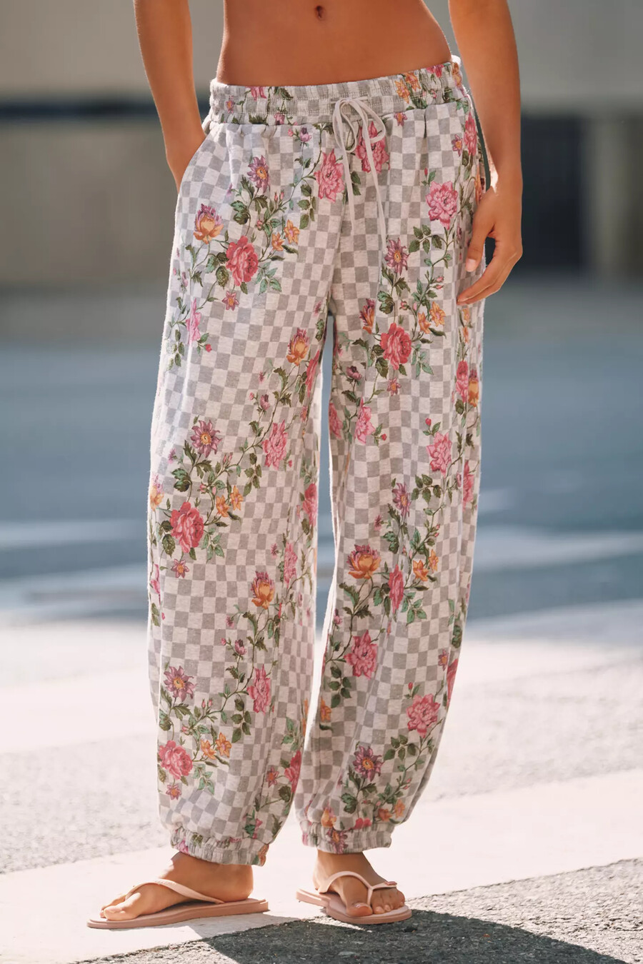 jogginghose mit kordelzug und schachbrettmuster und blumenmuster für den täglichen gebrauch